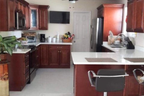 Снять в аренду виллу или дом в Майами-Гарденс, Флорида 4 спальни, 158.96м2, № 1989261 - фото 3