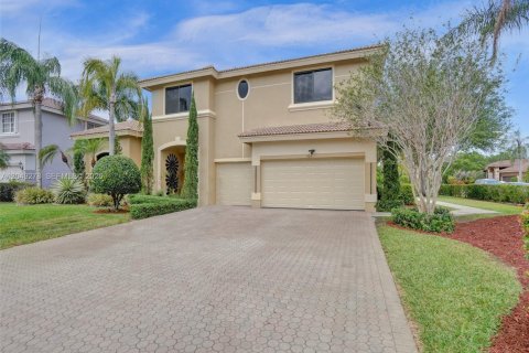 House in Coral Springs, Florida 6 bedrooms, 275.27 sq.m. № 2241347 - photo 3