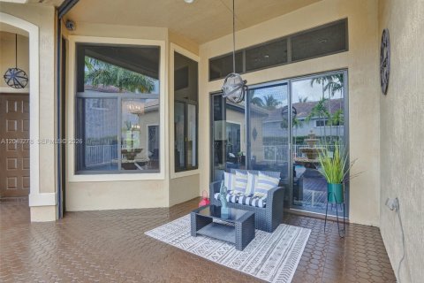 House in Coral Springs, Florida 6 bedrooms, 275.27 sq.m. № 2241347 - photo 10