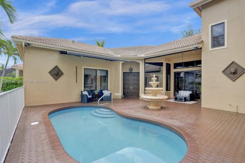 House in Coral Springs, Florida 6 bedrooms, 275.27 sq.m. № 2241347 - photo 7
