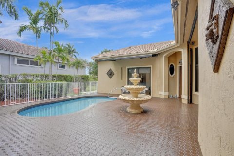 House in Coral Springs, Florida 6 bedrooms, 275.27 sq.m. № 2241347 - photo 6