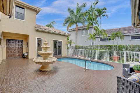 House in Coral Springs, Florida 6 bedrooms, 275.27 sq.m. № 2241347 - photo 8