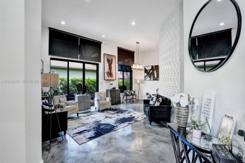 House in Coral Springs, Florida 6 bedrooms, 275.27 sq.m. № 2241347 - photo 13