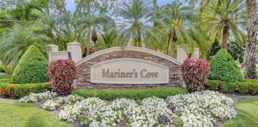 House in Coral Springs, Florida 6 bedrooms, 275.27 sq.m. № 2241347