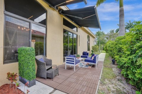 House in Coral Springs, Florida 6 bedrooms, 275.27 sq.m. № 2241347 - photo 11