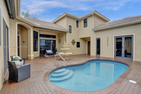 House in Coral Springs, Florida 6 bedrooms, 275.27 sq.m. № 2241347 - photo 9