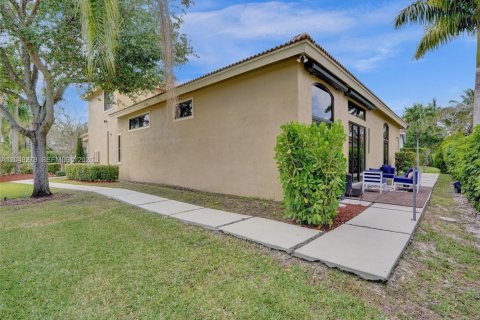 House in Coral Springs, Florida 6 bedrooms, 275.27 sq.m. № 2241347 - photo 12