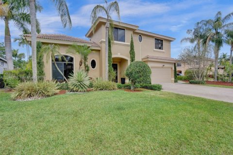House in Coral Springs, Florida 6 bedrooms, 275.27 sq.m. № 2241347 - photo 2