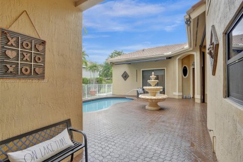 House in Coral Springs, Florida 6 bedrooms, 275.27 sq.m. № 2241347 - photo 5