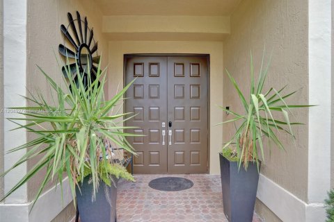 House in Coral Springs, Florida 6 bedrooms, 275.27 sq.m. № 2241347 - photo 4