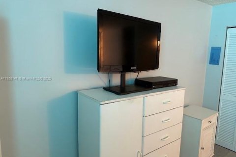 Condo in Hallandale Beach, Florida, 1 bedroom № 1977925 - photo 4
