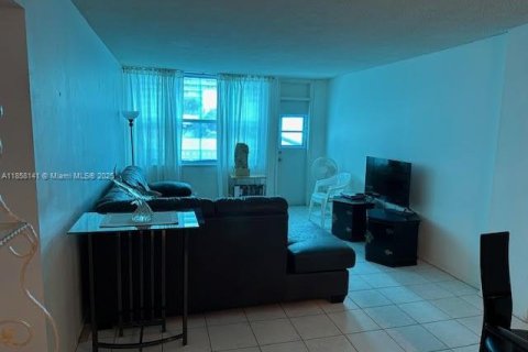 Condo in Hallandale Beach, Florida, 1 bedroom № 1977925 - photo 6