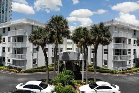 Condo in Hallandale Beach, Florida, 1 bedroom № 1977925 - photo 9