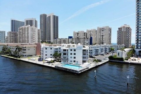 Condo in Hallandale Beach, Florida, 1 bedroom № 1977925 - photo 8