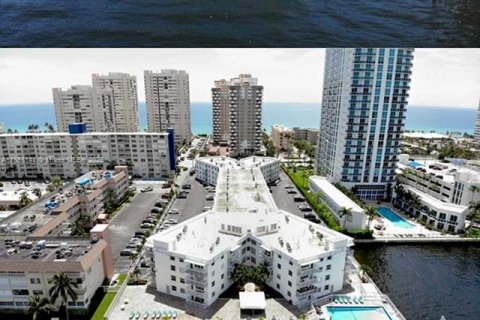 Condo in Hallandale Beach, Florida, 1 bedroom № 1977925 - photo 7