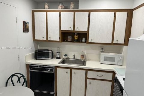 Condo in Hallandale Beach, Florida, 1 bedroom № 1977925 - photo 5