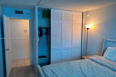 Condo in Hallandale Beach, Florida, 1 bedroom № 1977925 - photo 1