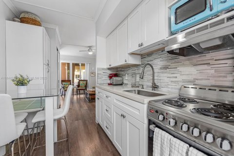 Condo in Pompano Beach, Florida, 1 bedroom  № 1842737 - photo 11