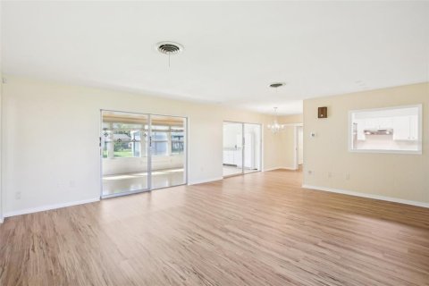 House in Winter Haven, Florida 3 bedrooms, 178.09 sq.m. № 1573009 - photo 6