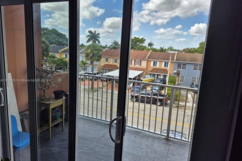 Condo in Hialeah, Florida, 2 bedrooms  № 1865456 - photo 13