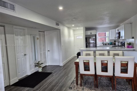Condo in Hialeah, Florida, 2 bedrooms  № 1865456 - photo 2