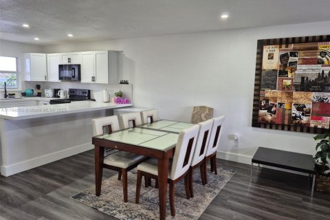 Condo in Hialeah, Florida, 2 bedrooms  № 1865456 - photo 5