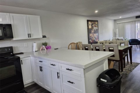 Condo in Hialeah, Florida, 2 bedrooms  № 1865456 - photo 7