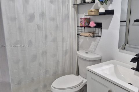 Condo in Hialeah, Florida, 2 bedrooms  № 1865456 - photo 9