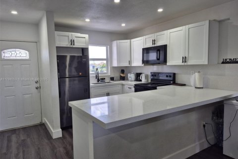 Condo in Hialeah, Florida, 2 bedrooms  № 1865456 - photo 1