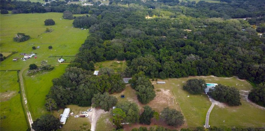 Commercial property in Weirsdale, Florida 6 bedrooms, 98.1 sq.m. № 2205723