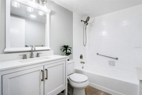 Condo in West Palm Beach, Florida, 2 bedrooms  № 1642492 - photo 16