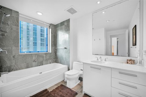 Condominio en venta en Miami, Florida, 1 dormitorio, 78.32 m2 № 2028039 - foto 23