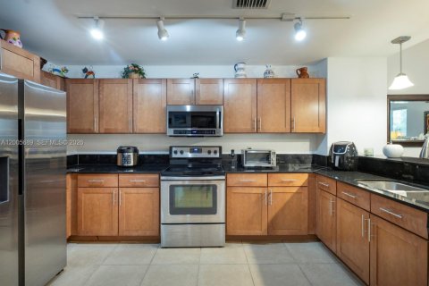 Condo in Miami, Florida, 2 bedrooms  № 2069637 - photo 16