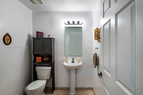 Condo in Miami, Florida, 2 bedrooms  № 2069637 - photo 17