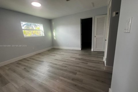 Снять в аренду коммерческую недвижимость в Хайалиа, Флорида 2 спальни, № 1989595 - фото 4