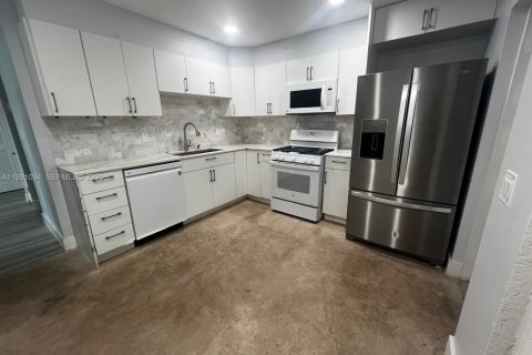 Снять в аренду коммерческую недвижимость в Хайалиа, Флорида 2 спальни, № 1989595 - фото 2