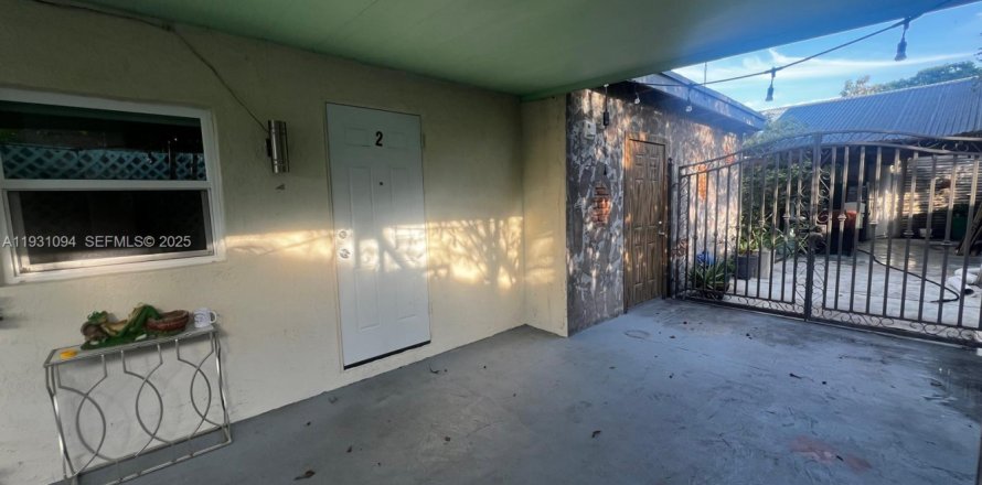 Коммерческая недвижимость в Хайалиа, Флорида 2 спальни № 1989595