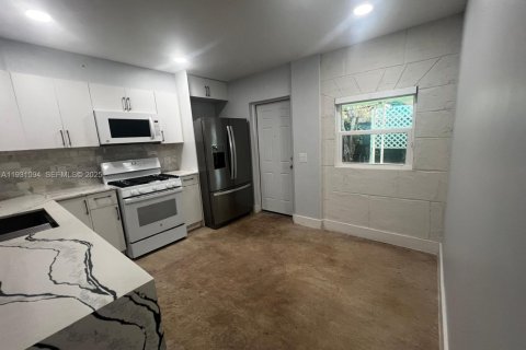 Снять в аренду коммерческую недвижимость в Хайалиа, Флорида 2 спальни, № 1989595 - фото 3