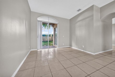Villa ou maison à louer à Pembroke Pines, Floride: 3 chambres, 181.81 m2 № 2431338 - photo 4