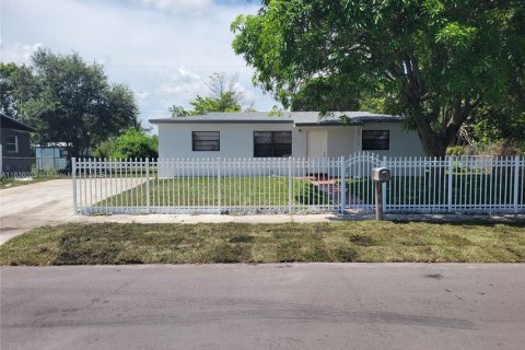 House in Miami Gardens, Florida 4 bedrooms, 106.47 sq.m. № 1836409 - photo 2