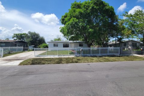 House in Miami Gardens, Florida 4 bedrooms, 106.47 sq.m. № 1836409 - photo 1