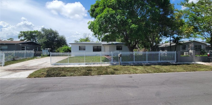 House in Miami Gardens, Florida 4 bedrooms, 106.47 sq.m. № 1836409