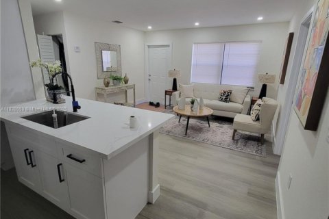 House in Miami Gardens, Florida 4 bedrooms, 106.47 sq.m. № 1836409 - photo 5
