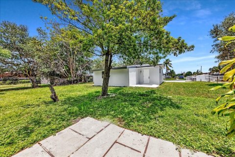 House in Miami Gardens, Florida 4 bedrooms, 106.47 sq.m. № 1836409 - photo 10