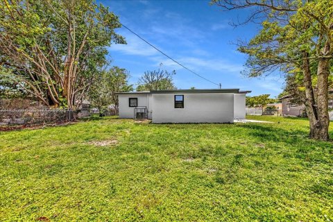 House in Miami Gardens, Florida 4 bedrooms, 106.47 sq.m. № 1836409 - photo 9