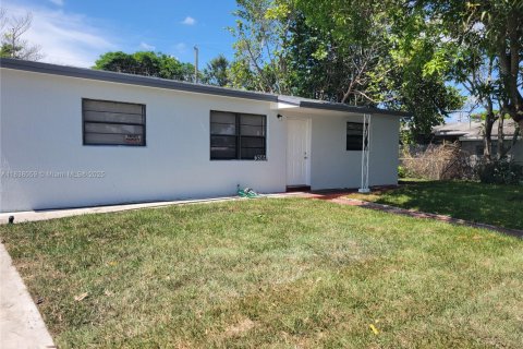 House in Miami Gardens, Florida 4 bedrooms, 106.47 sq.m. № 1836409 - photo 3