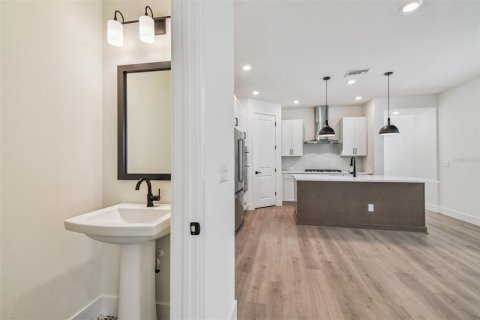 Adosado en venta en Tampa, Florida, 4 dormitorios, 215.44 m2 № 1883563 - foto 2