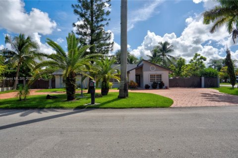 House in Miami, Florida 4 bedrooms, 178.37 sq.m. № 1924459 - photo 3