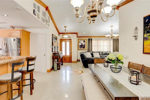 House in Miami, Florida 4 bedrooms, 178.37 sq.m. № 1924459 - photo 7