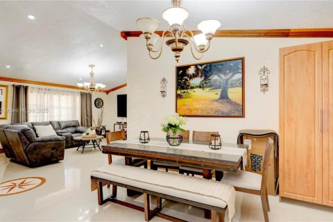 House in Miami, Florida 4 bedrooms, 178.37 sq.m. № 1924459 - photo 9